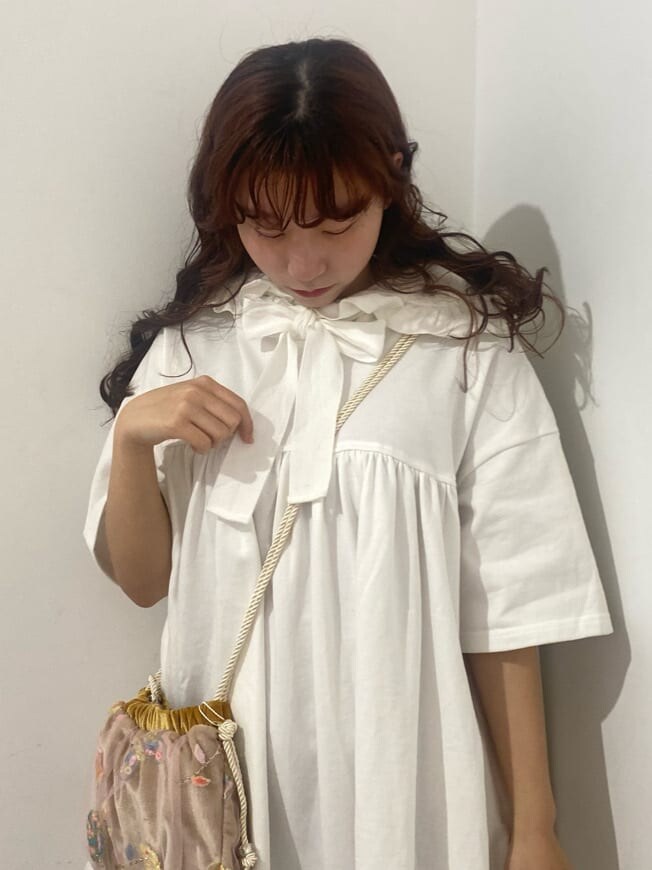 ホワイト系のスニーカー、ピンク系のショルダーバッグ、ホワイト系のワンピースを着用したレディースの春コーディネートの3枚目の写真