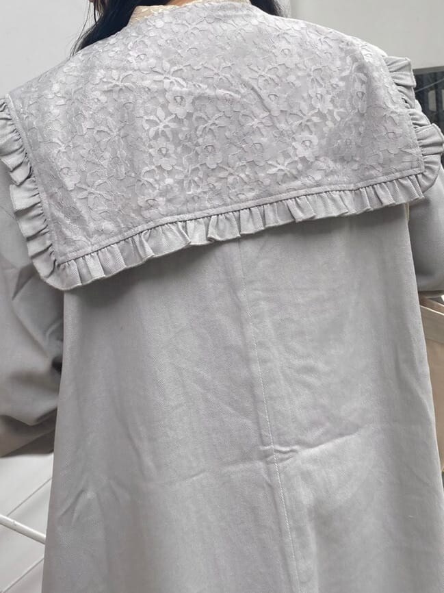 ベージュ系のワンピース、ピンク系のスニーカー、ホワイト系のトートバッグを着用したレディースの夏コーディネートの8枚目の写真