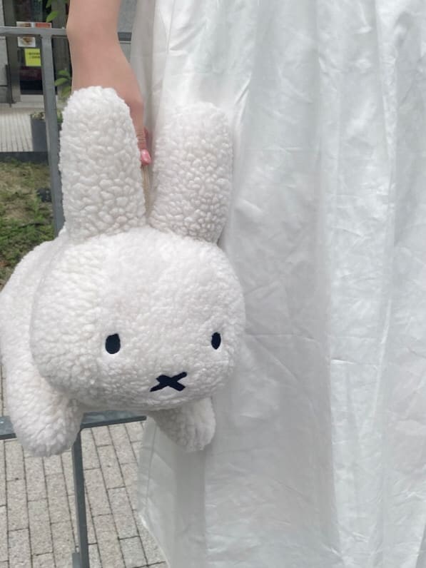 ホワイト系のハンドバッグ、ホワイト系のワンピースを着用したレディースの夏コーディネートの8枚目の写真