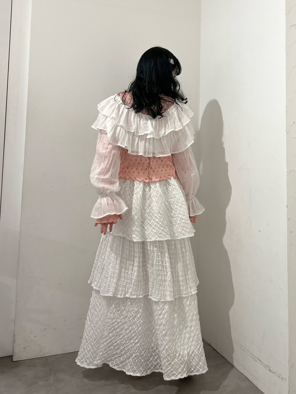 ホワイト系のシャツ/ブラウス、ピンク系のTシャツ/カットソー、ホワイト系のスカートを着用したレディースの冬コーディネートの4枚目の写真