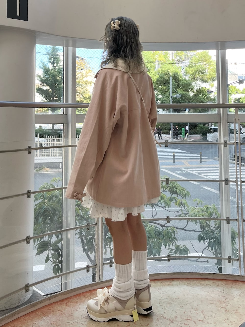 ピンク系のブルゾン、ベージュ系のTシャツ/カットソー、ピンク系のワンピースを着用したレディースの秋コーディネートの3枚目の写真