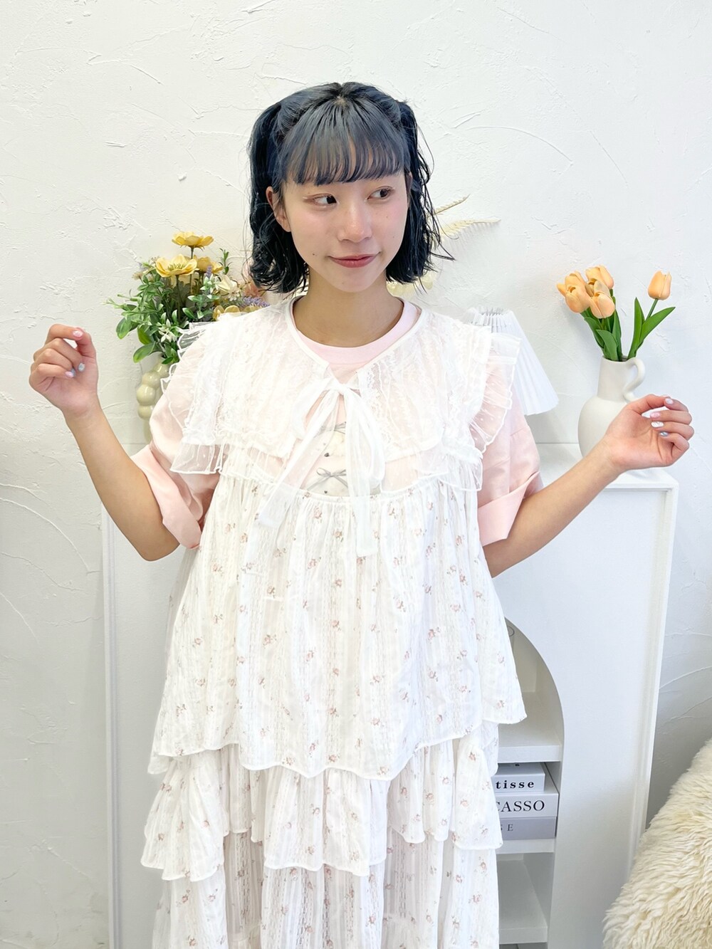 ピンク系のワンピース、ピンク系のTシャツ/カットソー、ベージュ系のスニーカーを着用したレディースの冬コーディネートの4枚目の写真