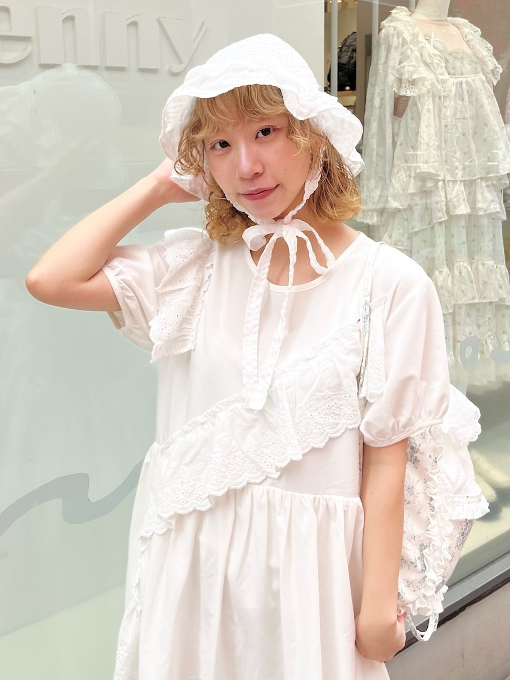 ホワイト系のワンピース、ブルー系のバックパック/リュック、ホワイト系のバレエシューズを着用したレディースの春コーディネートの7枚目の写真