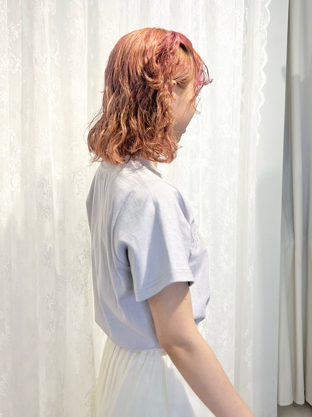 ブルー系のTシャツ/カットソー、ホワイト系のスカート、ホワイト系のスニーカーを着用したレディースの春コーディネートの8枚目の写真