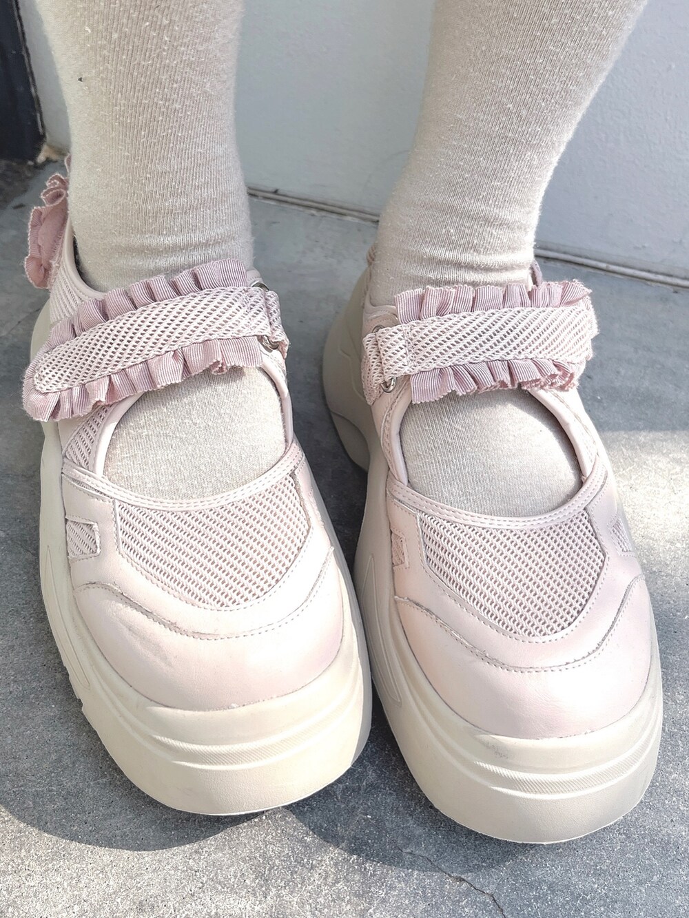 ホワイト系のTシャツ/カットソー、ホワイト系のスウェット、ピンク系のスウェットパンツを着用したレディースの秋コーディネートの8枚目の写真