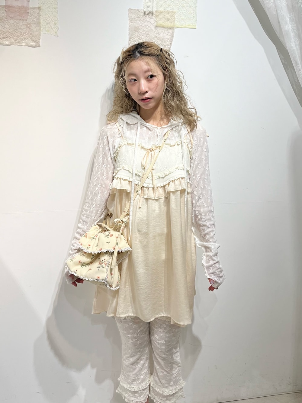 ホワイト系のその他トップス、ホワイト系のTシャツ/カットソー、ホワイト系のショルダーバッグを着用したレディースの秋コーディネートの6枚目の写真