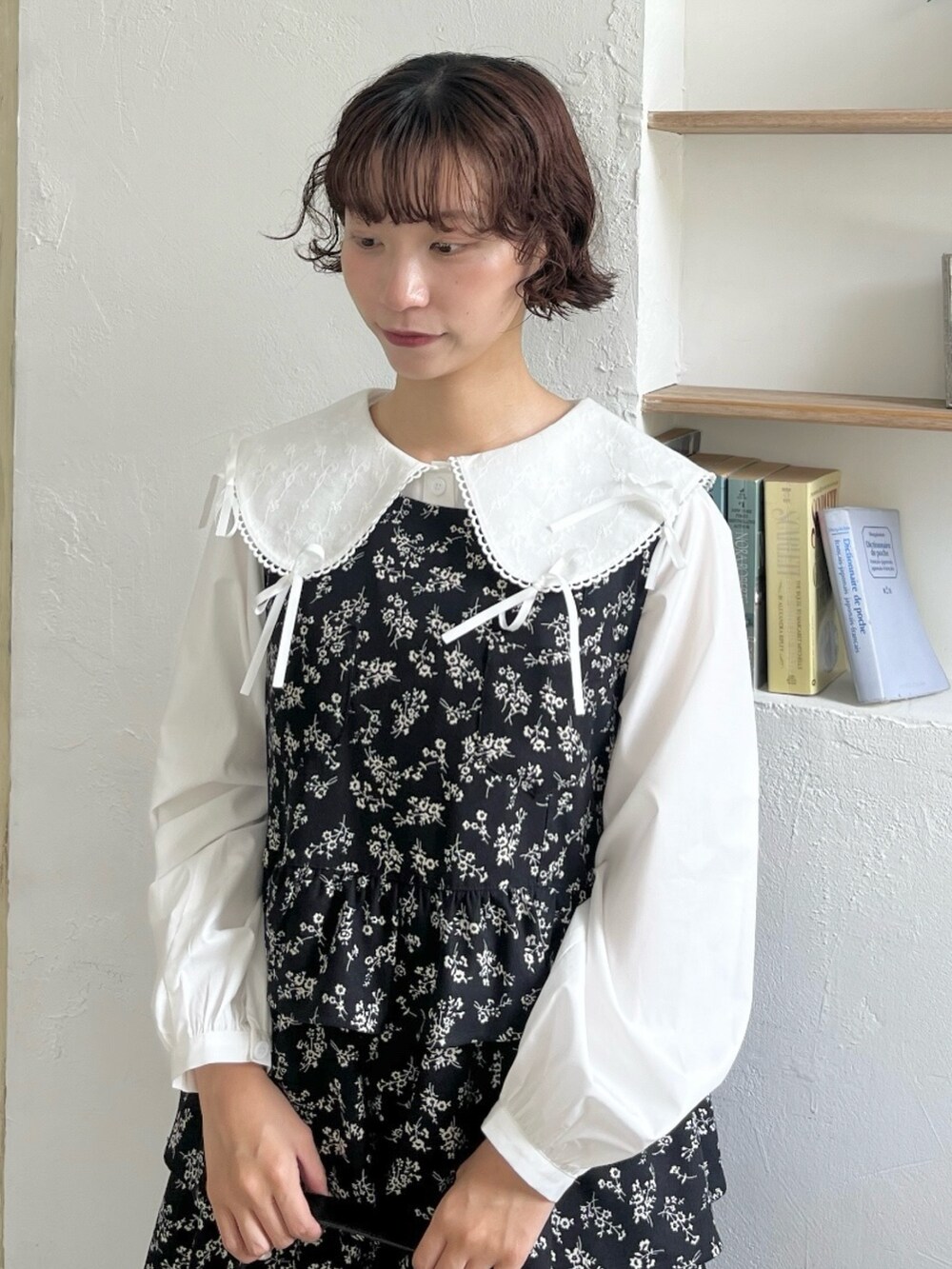 ブラック系のショルダーバッグ、ホワイト系のシャツ/ブラウス、ブラック系のワンピースを着用したレディースの秋コーディネートの5枚目の写真