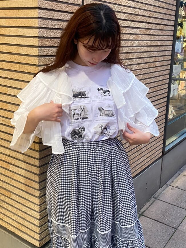 ブラック系のスカート、ホワイト系のその他シューズ、ホワイト系のTシャツ/カットソーを着用したレディースの春コーディネートの5枚目の写真