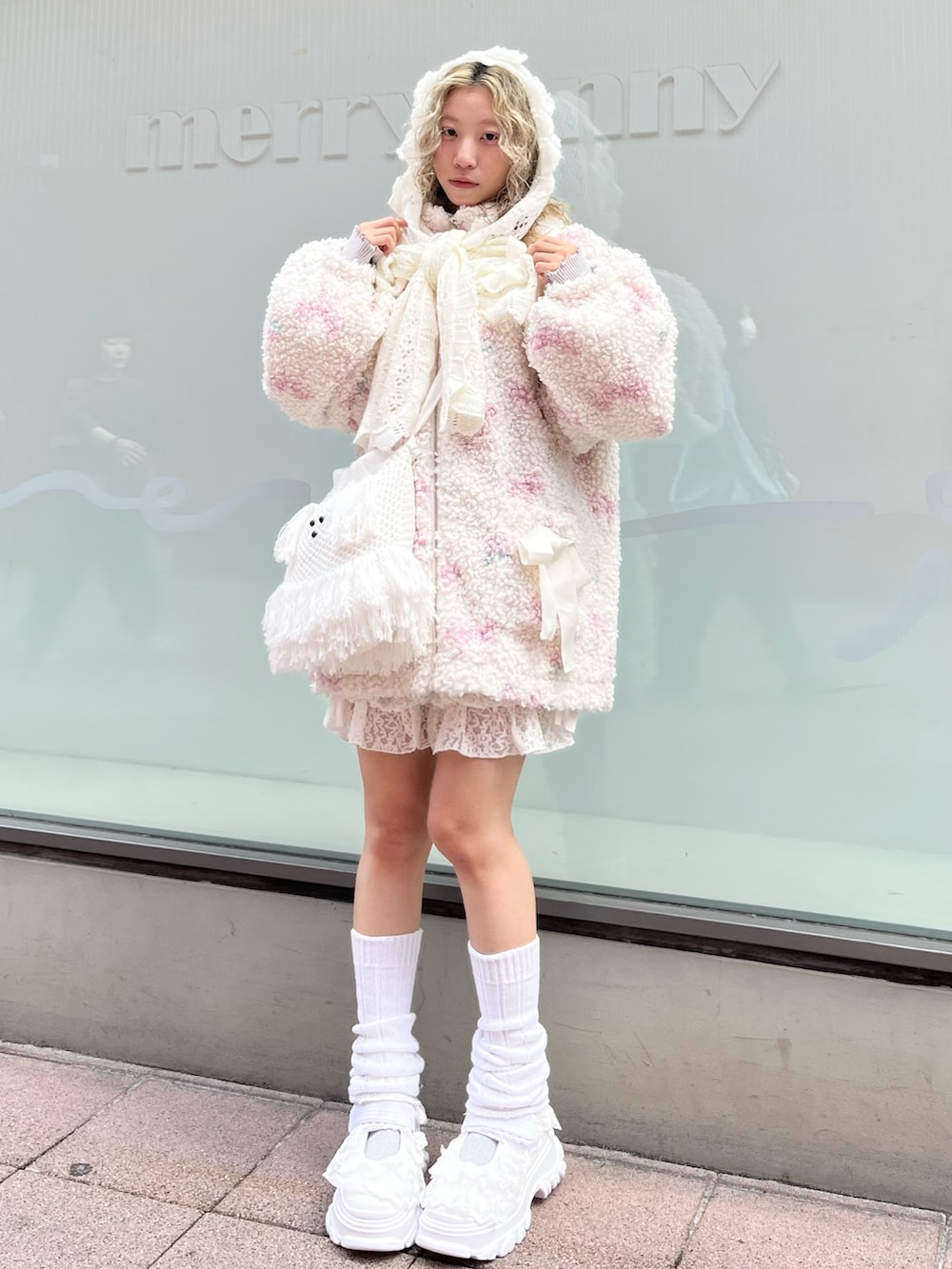 ピンク系のブルゾン、グレー系のニット/セーター、ベージュ系のショルダーバッグを着用したレディースの秋コーディネートの2枚目の写真