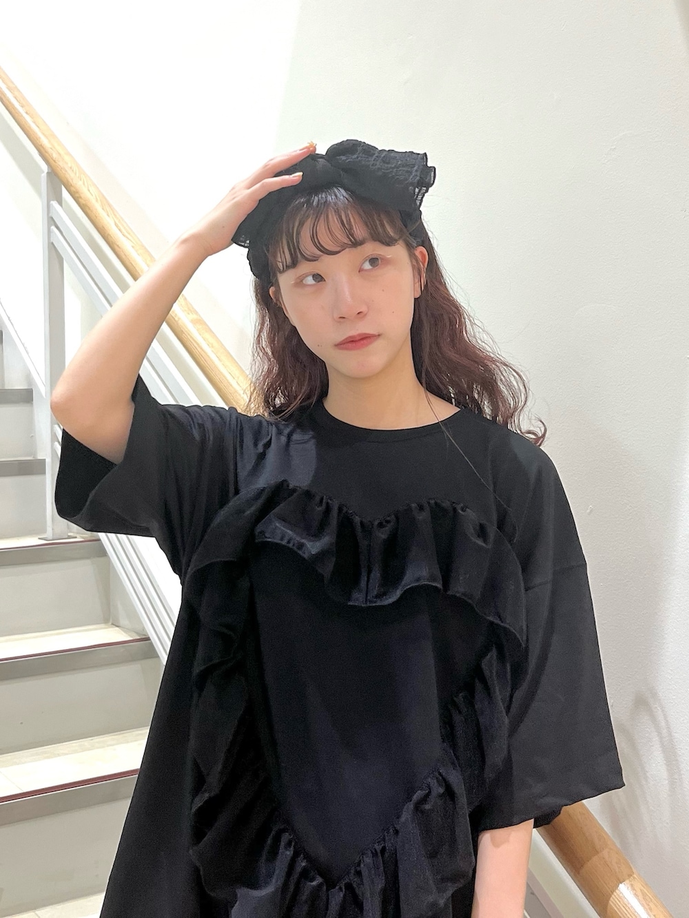 ブラック系のTシャツ/カットソー、ホワイト系のスウェットパンツ、ホワイト系のサンダルを着用したレディースの夏コーディネートの3枚目の写真