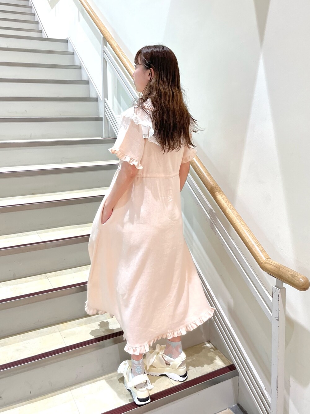 ピンク系のワンピース、ホワイト系のサンダル、ホワイト系の付け襟を着用したレディースの春コーディネートの2枚目の写真