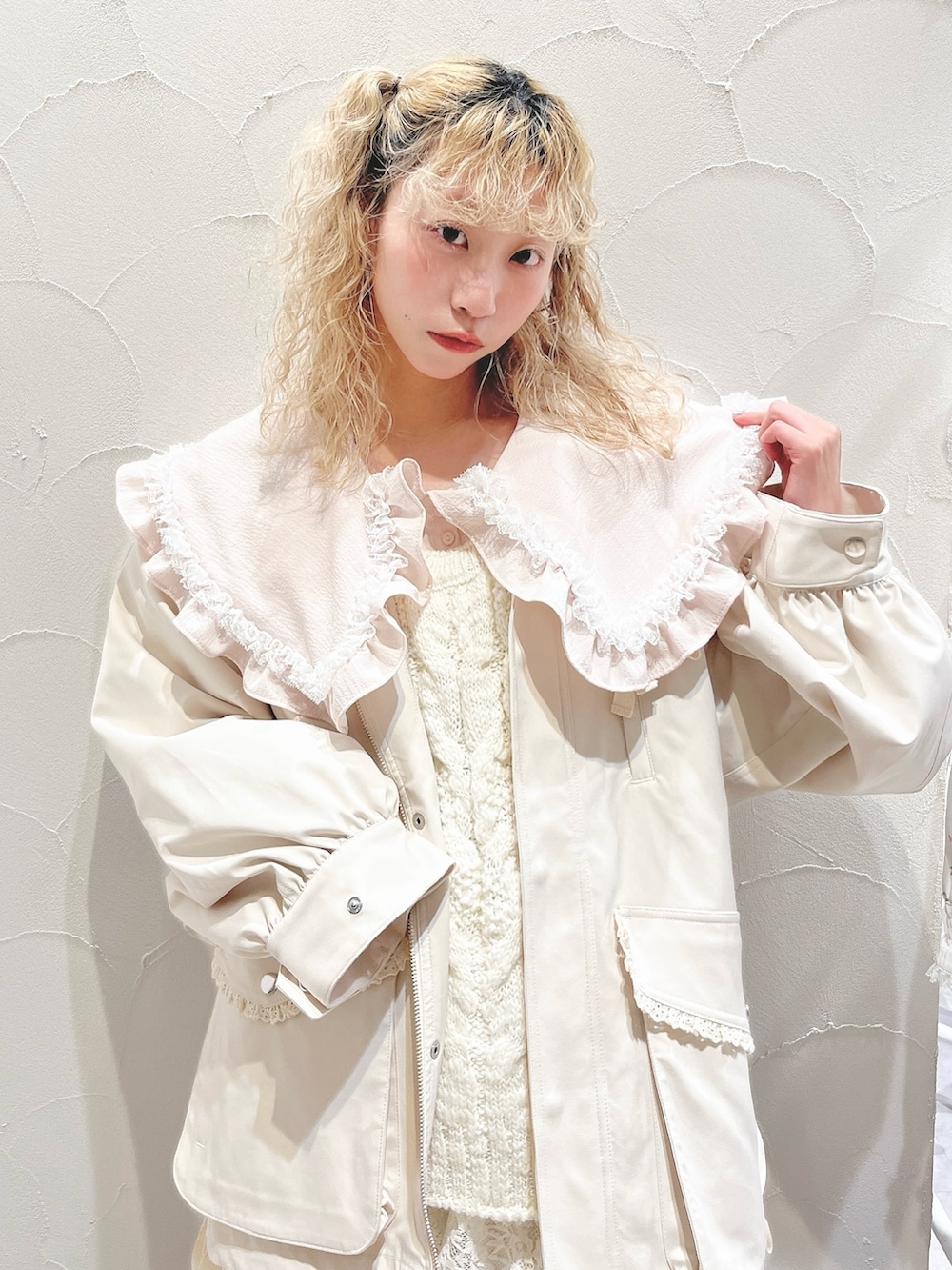 ピンク系のシャツ/ブラウス、ホワイト系のその他パンツ、ホワイト系のブルゾンを着用したレディースの冬コーディネートの5枚目の写真