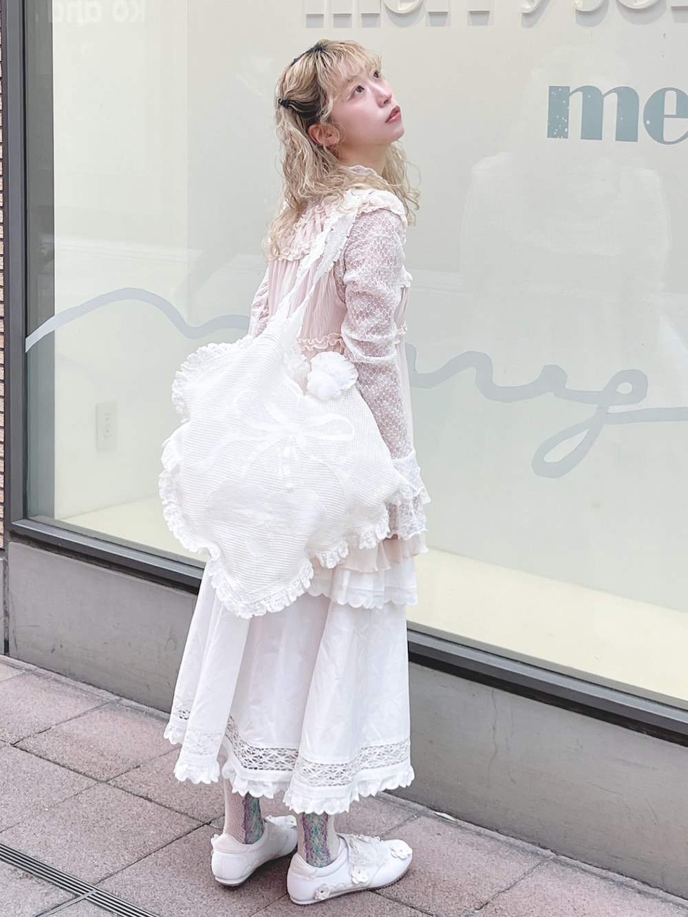 ホワイト系のTシャツ/カットソー、ホワイト系のトートバッグ、ホワイト系のスカートを着用したレディースの冬コーディネートの2枚目の写真