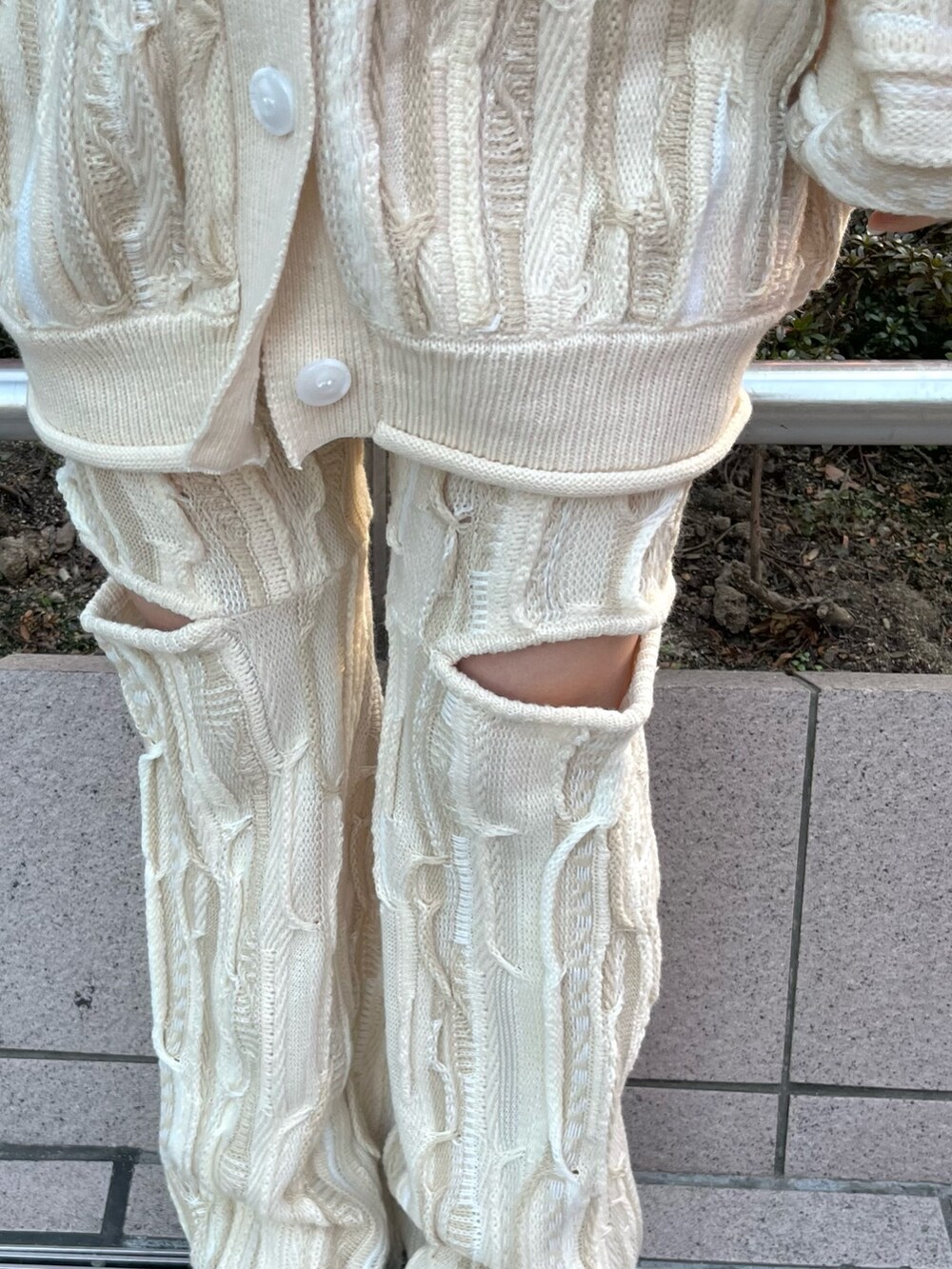 ホワイト系のパンプス、ホワイト系のカーディガン/ボレロ、ホワイト系のその他パンツを着用したレディースの冬コーディネートの7枚目の写真