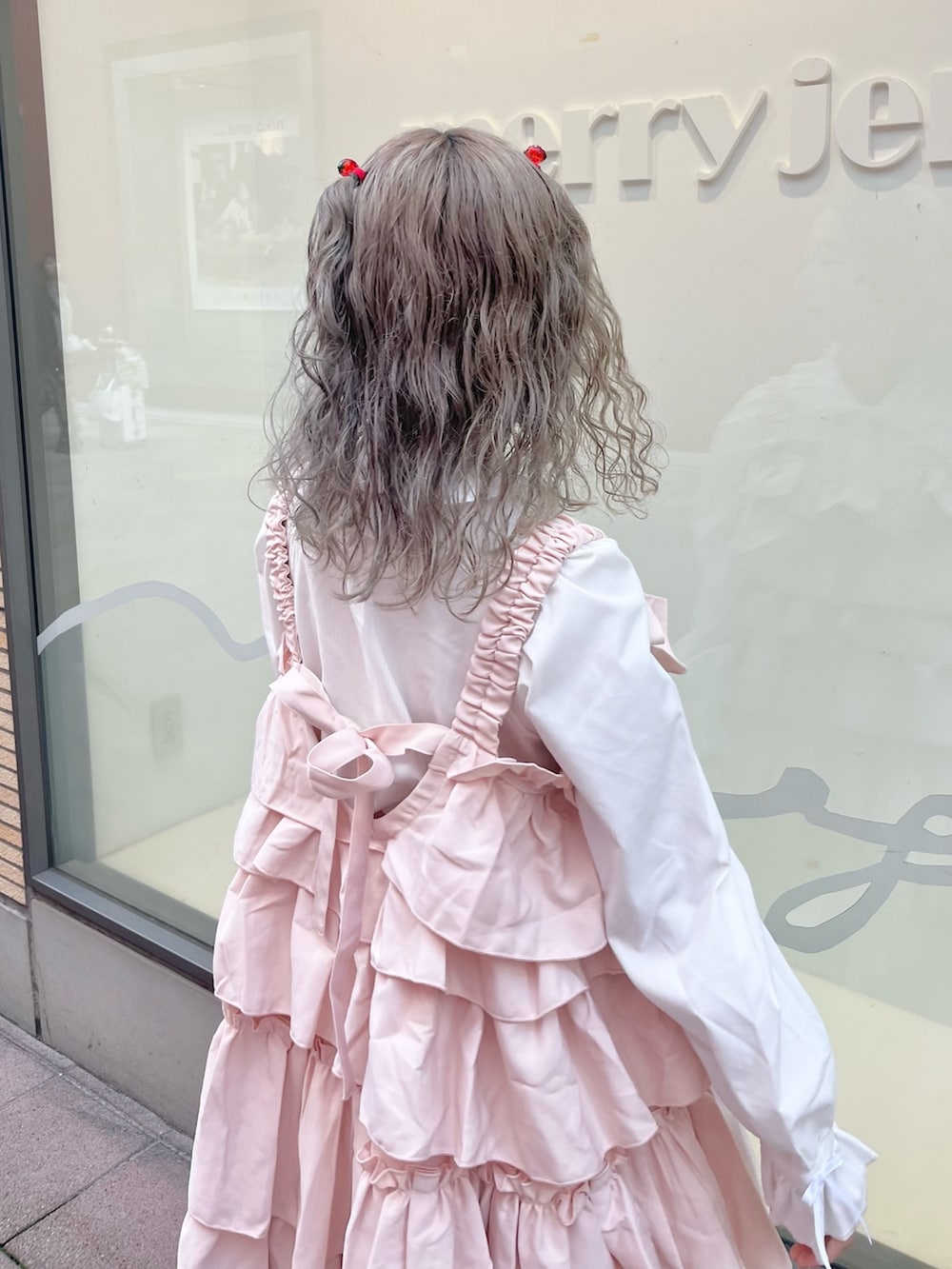 ホワイト系のシャツ/ブラウス、ピンク系のワンピース、ホワイト系のハンドバッグを着用したレディースの秋コーディネートの6枚目の写真
