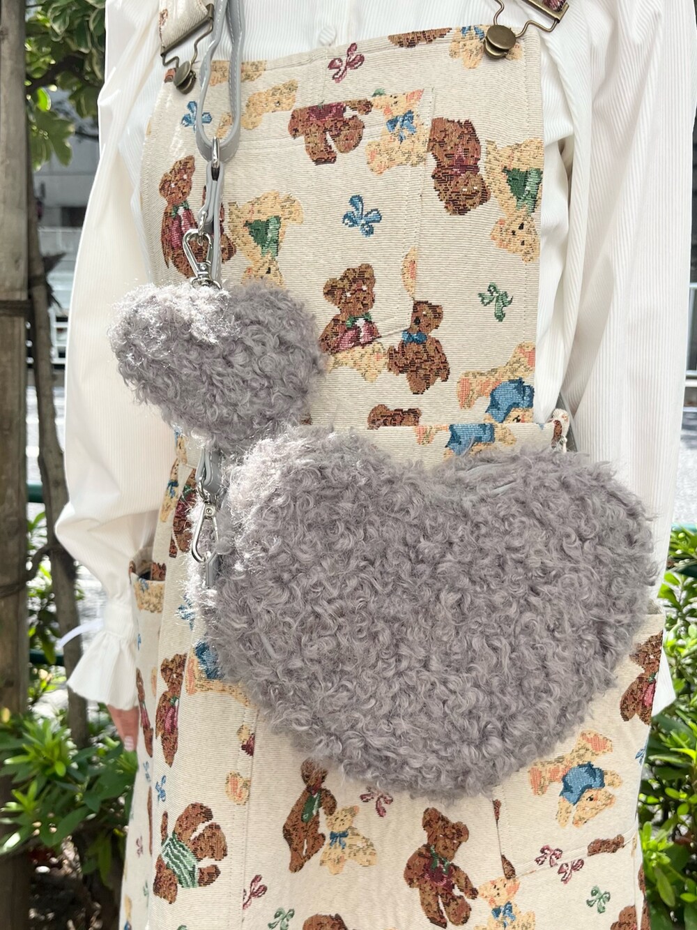 ホワイト系のシャツ/ブラウス、ホワイト系のジャンパースカート、グレー系のショルダーバッグを着用したレディースの秋コーディネートの9枚目の写真