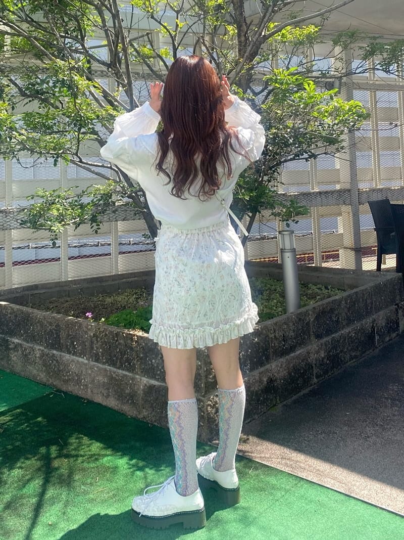 ホワイト系のショルダーバッグ、ホワイト系のシャツ/ブラウス、ピンク系のスカートを着用したレディースの春コーディネートの3枚目の写真