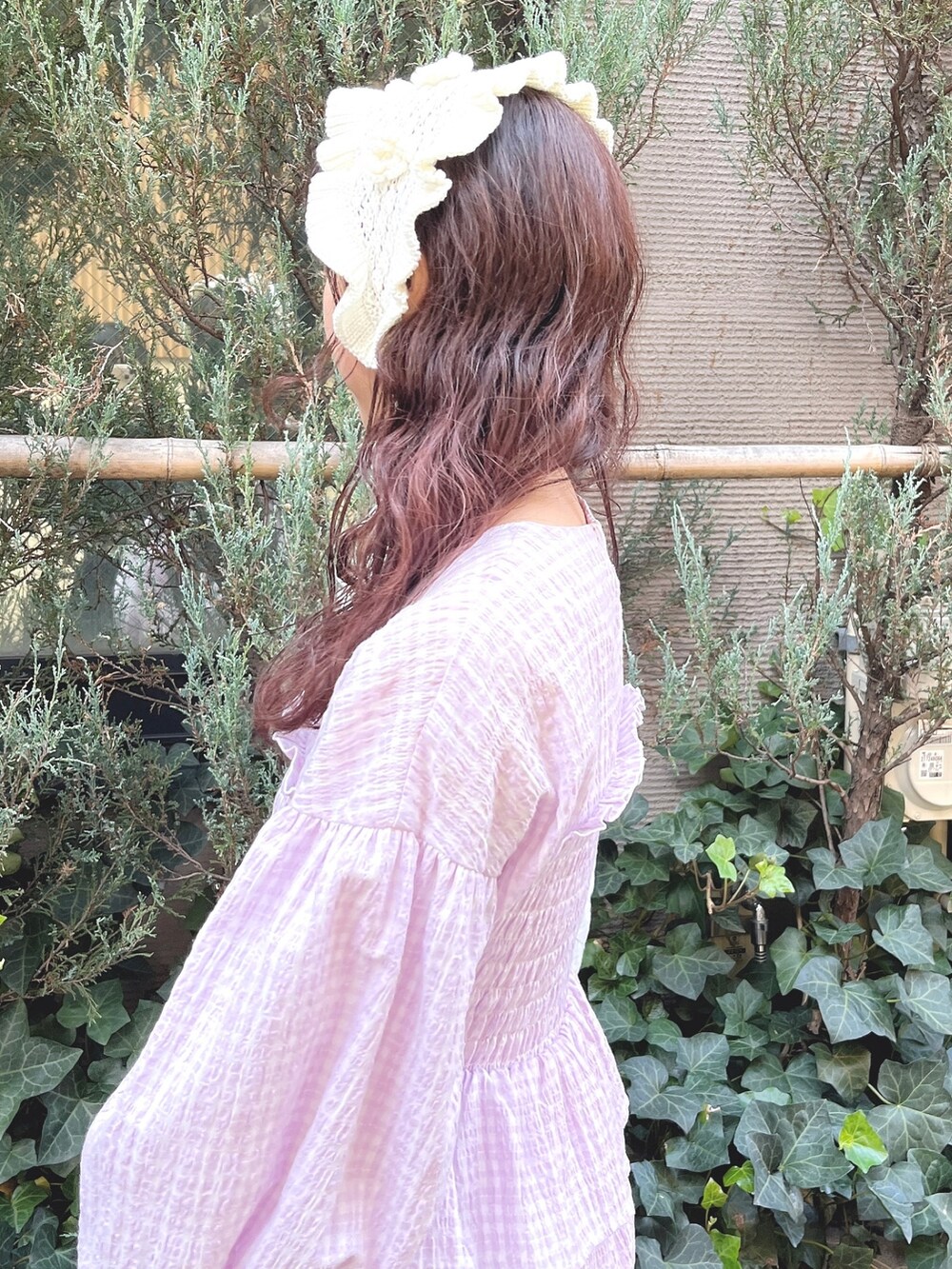 パープル系のワンピース、ホワイト系のトートバッグ、ホワイト系のバレエシューズを着用したレディースの冬コーディネートの6枚目の写真