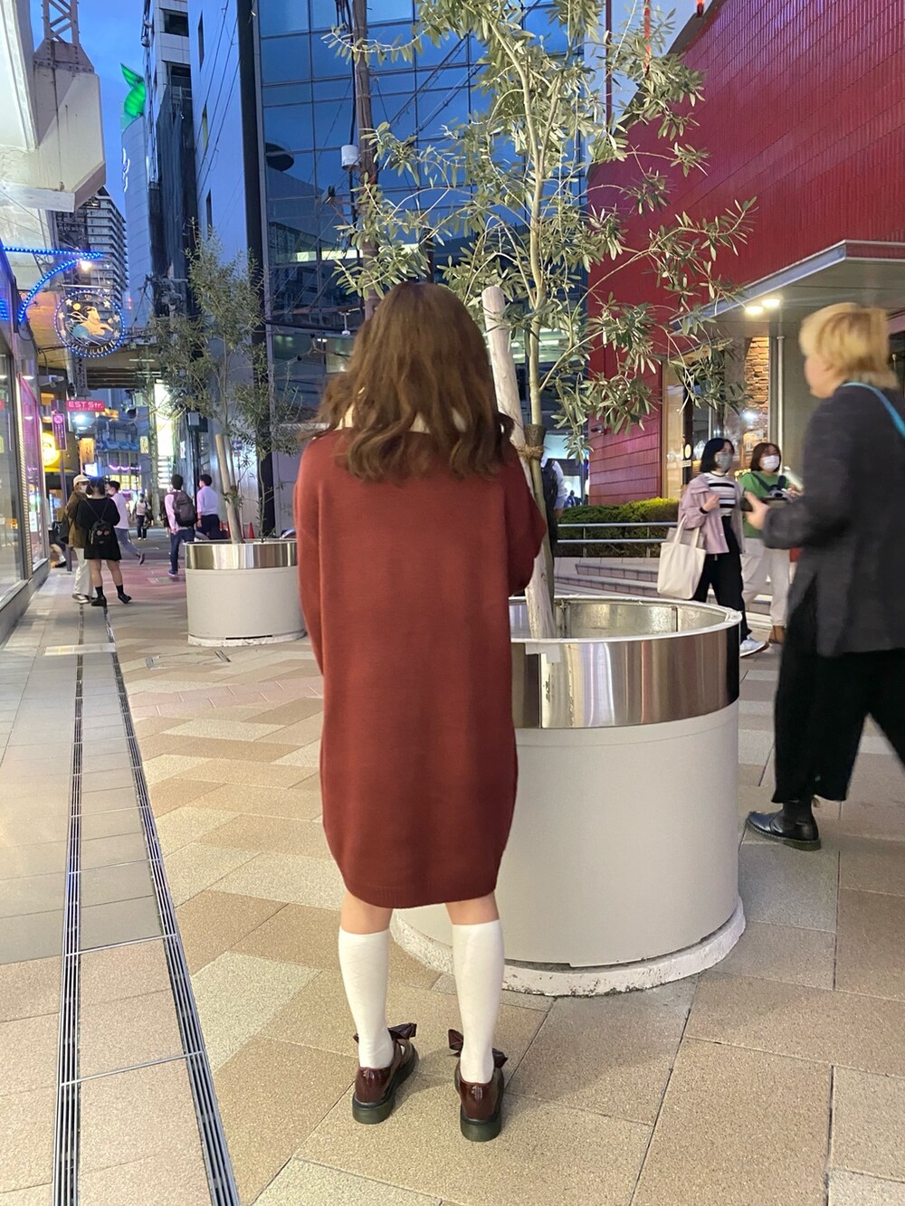 レッド系のワンピース、ホワイト系のボストンバッグ、レッド系のその他シューズを着用したレディースの秋コーディネートの2枚目の写真