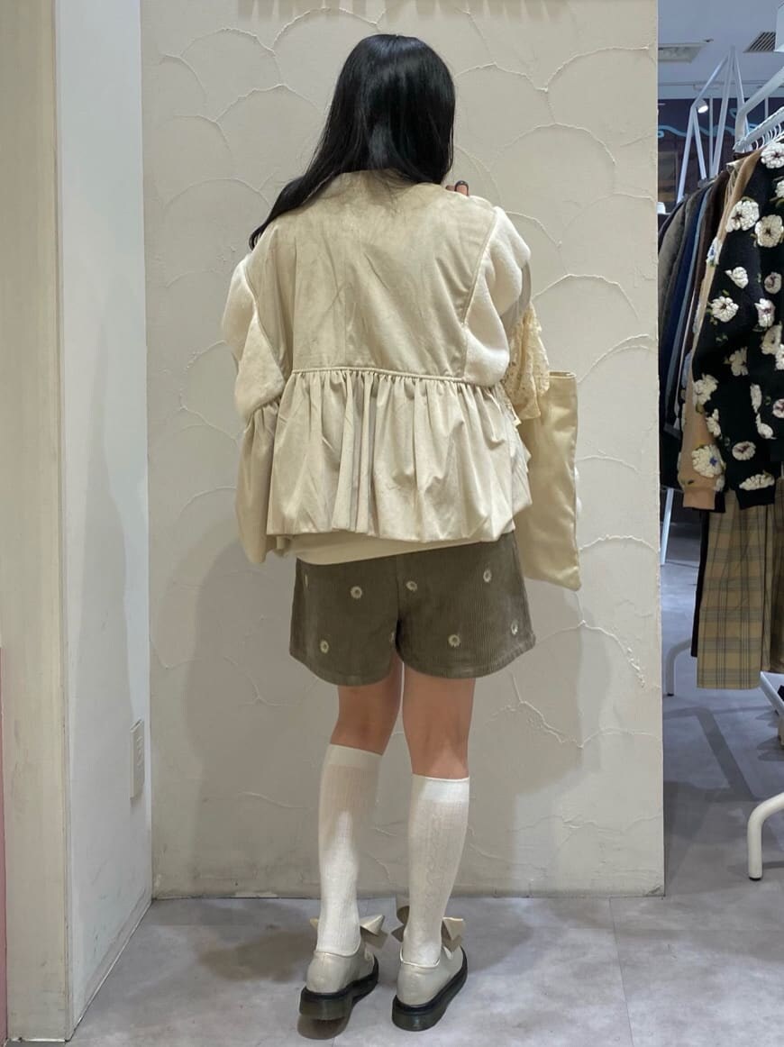 ブラック系のその他パンツ、ホワイト系のスウェット、ホワイト系のパンプスを着用したレディースの秋コーディネートの3枚目の写真