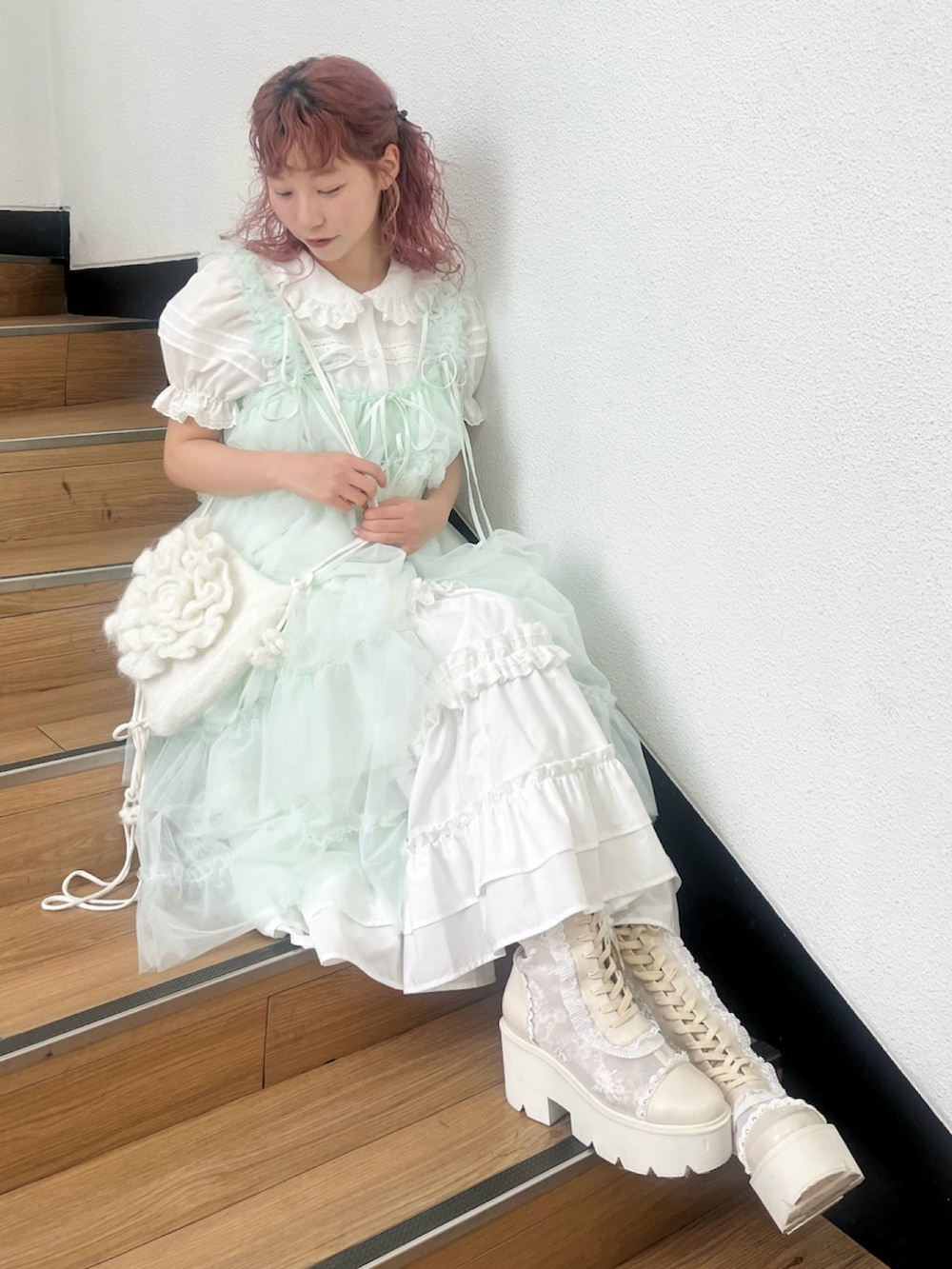 ホワイト系のシャツ/ブラウス、ホワイト系のスカート、グリーン系のワンピースを着用したレディースの春コーディネートの2枚目の写真