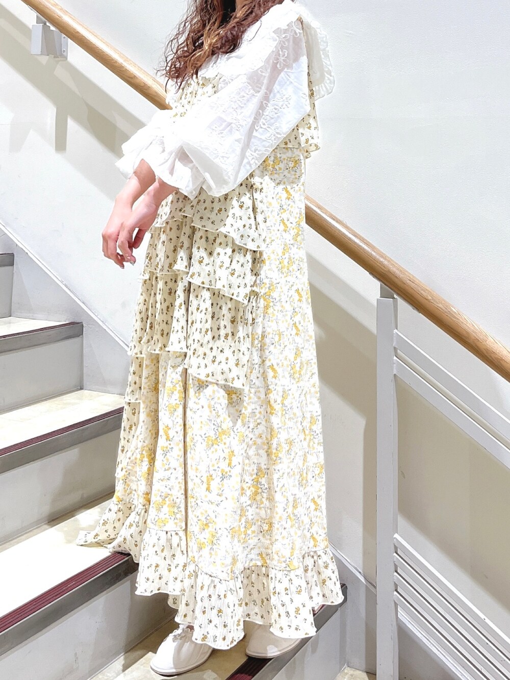 ホワイト系のシャツ/ブラウス、その他のワンピース、ホワイト系のパンプスを着用したレディースの春コーディネートの4枚目の写真