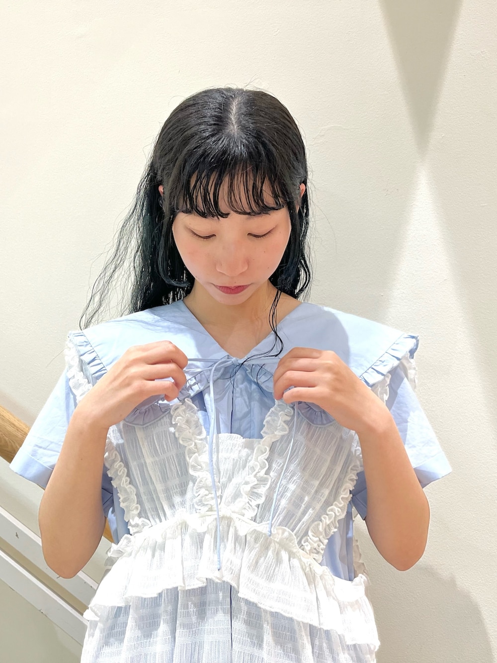 ブルー系のワンピース、ホワイト系のワンピース、ピンク系のサンダルを着用したレディースの夏コーディネートの3枚目の写真