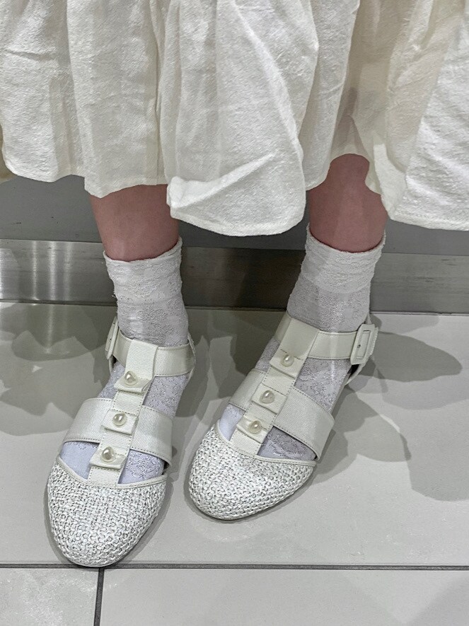 ホワイト系のパンプス、ホワイト系のハットを着用したレディースの夏コーディネートの7枚目の写真