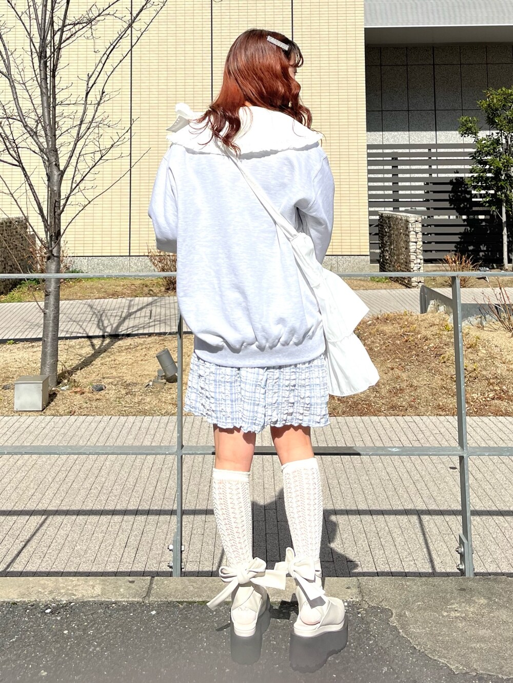 ホワイト系のパンプス、グレー系のスウェット、ホワイト系のシャツ/ブラウスを着用したレディースの冬コーディネートの3枚目の写真