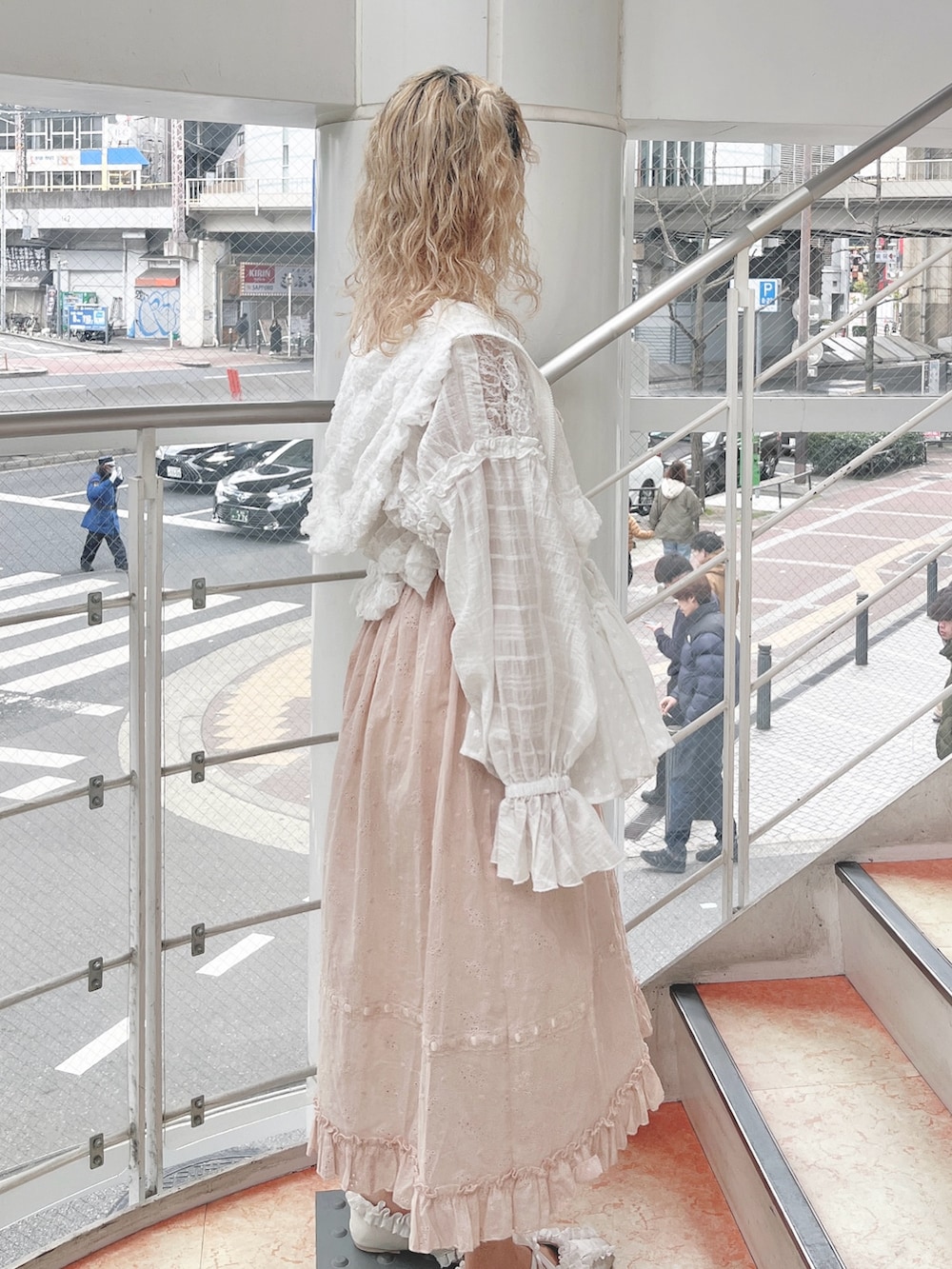 ホワイト系のブルゾン、ピンク系のワンピース、ホワイト系のバレエシューズを着用したレディースの春コーディネートの3枚目の写真