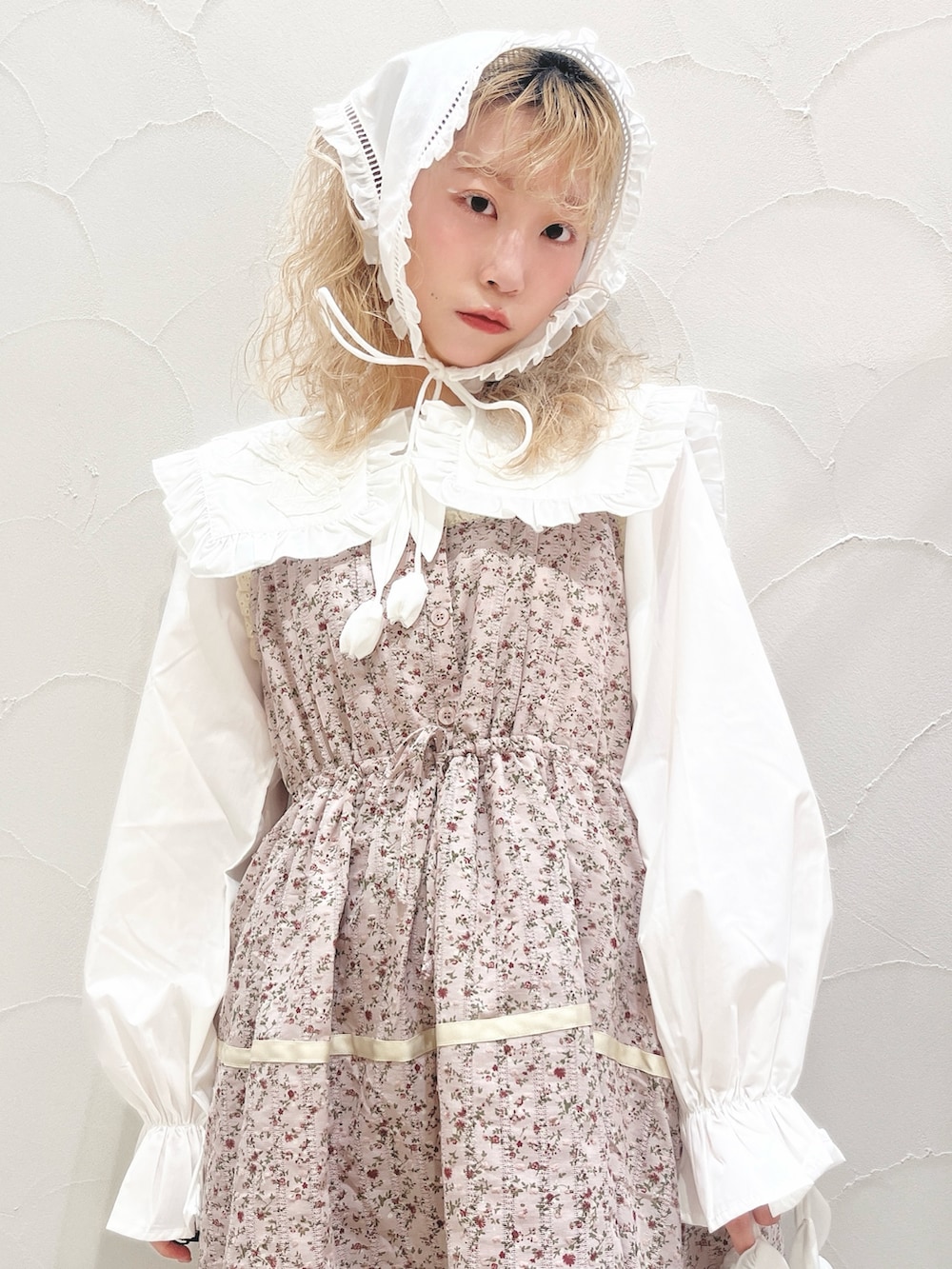 ホワイト系のシャツ/ブラウス、ピンク系のワンピース、ホワイト系のその他パンツを着用したレディースの冬コーディネートの7枚目の写真