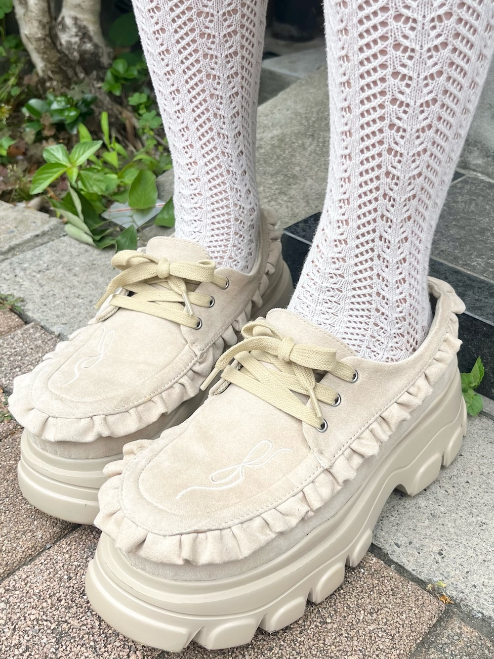 ホワイト系のワンピース、ホワイト系のショルダーバッグ、ベージュ系のローファーを着用したレディースの夏コーディネートの7枚目の写真