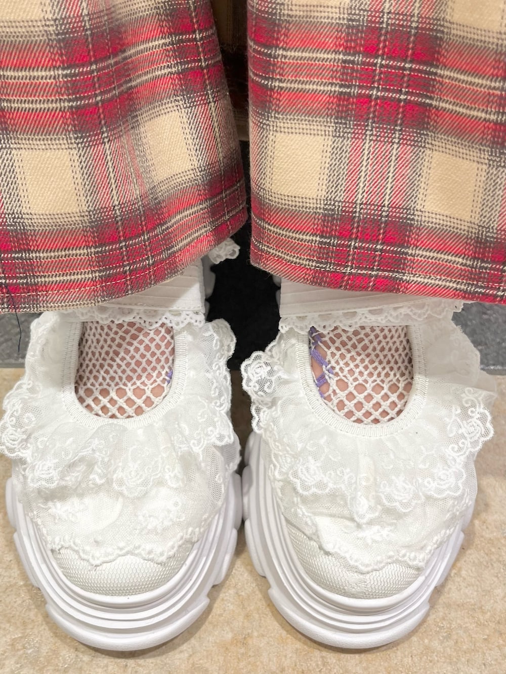 ホワイト系のダウンジャケット/コート、ホワイト系のニット/セーター、ブルー系のショルダーバッグを着用したレディースの冬コーディネートの10枚目の写真