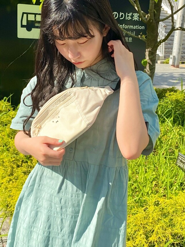 ホワイト系のボディバッグ/ウエストポーチ、グリーン系のワンピース、ホワイト系のスニーカーを着用したレディースの春コーディネートの4枚目の写真