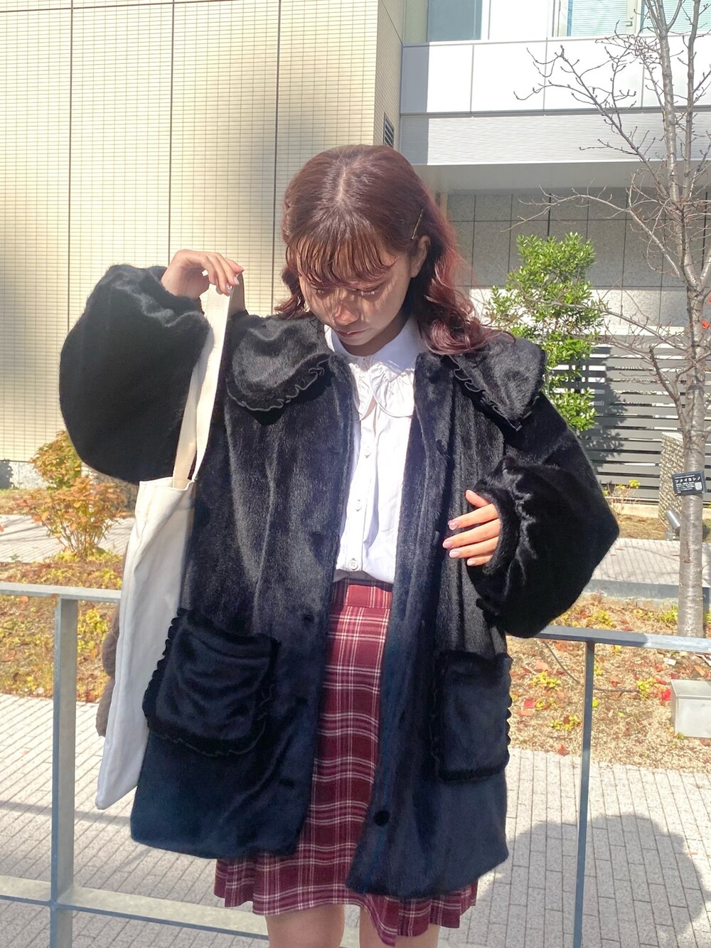 ブラック系のその他アウター、ホワイト系のシャツ/ブラウス、レッド系のスカートを着用したレディースの秋コーディネートの4枚目の写真