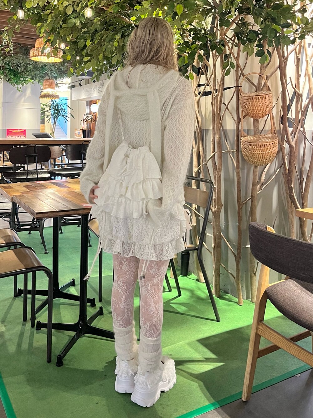 ホワイト系のその他パンツ、ホワイト系のニット/セーター、ホワイト系のバックパック/リュックを着用したレディースの秋コーディネートの4枚目の写真
