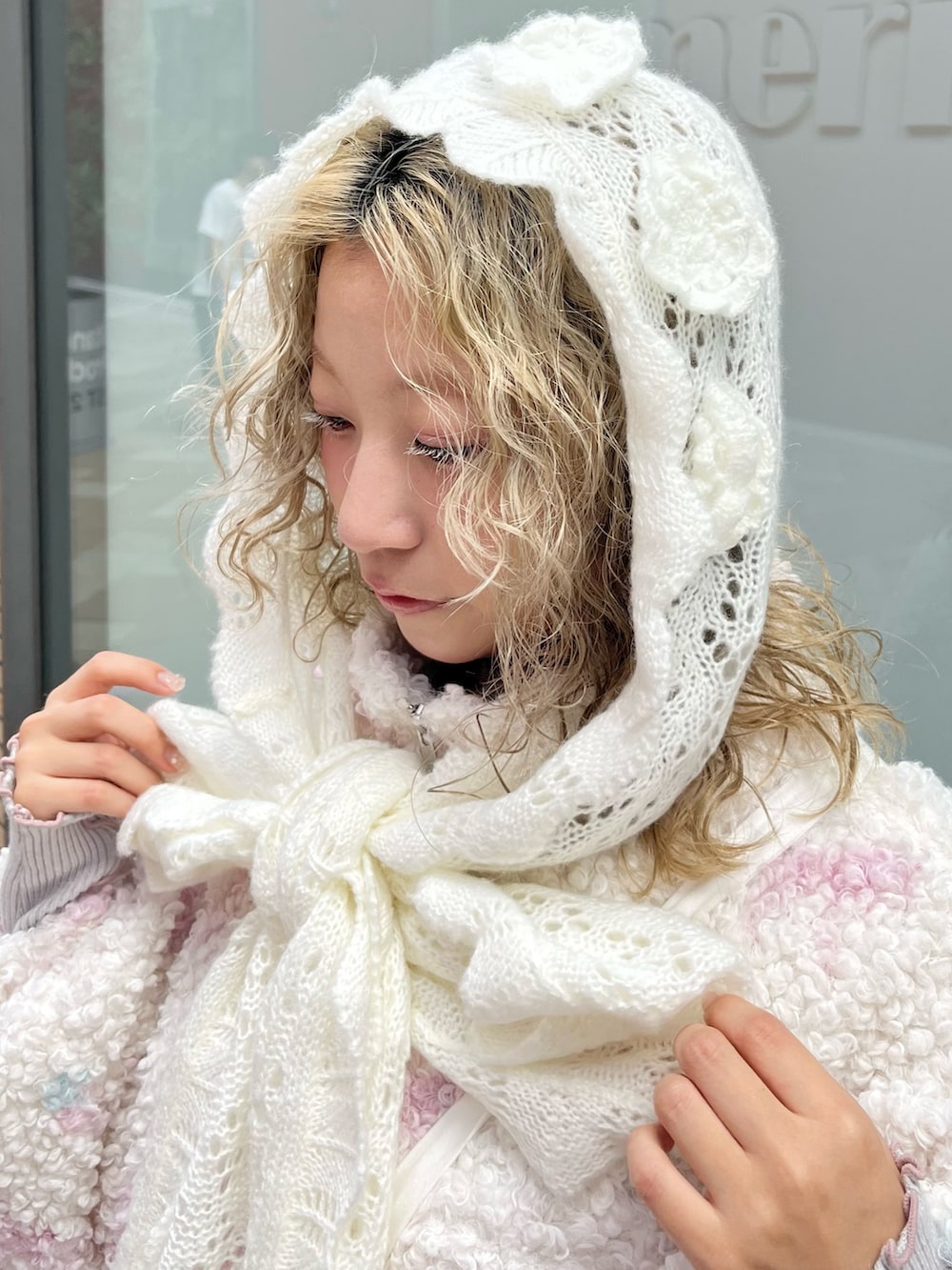 ピンク系のブルゾン、グレー系のニット/セーター、ベージュ系のショルダーバッグを着用したレディースの秋コーディネートの7枚目の写真