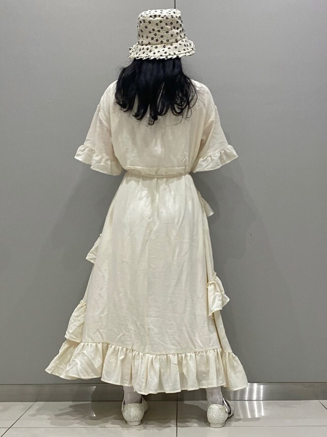 ホワイト系のパンプス、ホワイト系のハットを着用したレディースの夏コーディネートの3枚目の写真