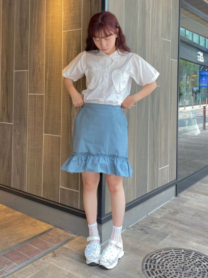 ホワイト系のサンダル、ブルー系のスカート、ホワイト系のシャツ/ブラウスを着用したレディースの夏コーディネートの2枚目の写真