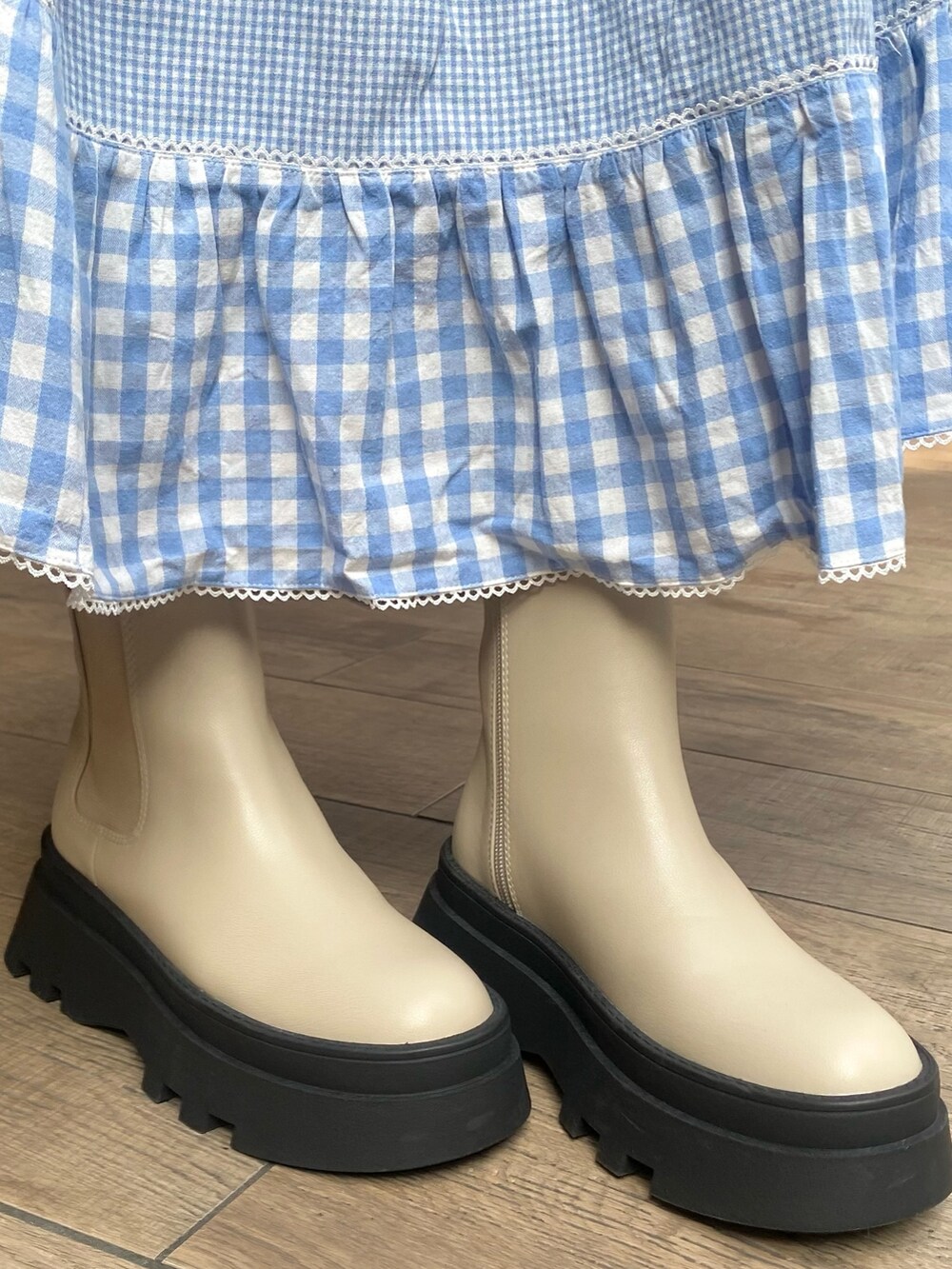 ホワイト系のニット/セーター、ホワイト系のトートバッグ、ブルー系のスカートを着用したレディースの冬コーディネートの5枚目の写真