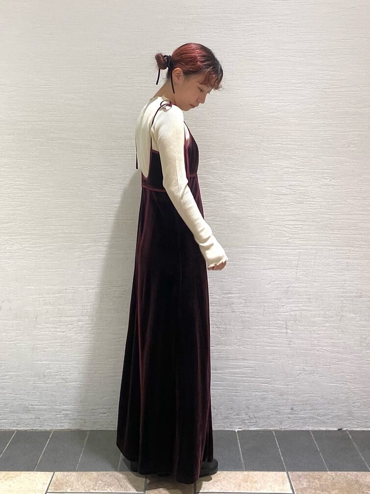 ブラック系のパンプス、ホワイト系のニット/セーター、ブラック系のパンプスを着用したレディースの秋コーディネートの3枚目の写真