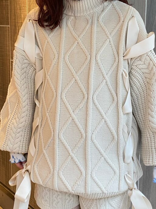 ホワイト系のニット/セーター、ホワイト系のブーツ、ブルー系のチュニックを着用したレディースの秋コーディネートの5枚目の写真