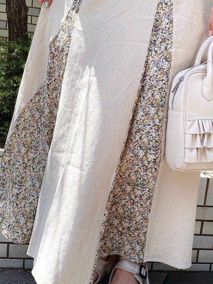 ブルー系のシャツ/ブラウス、ベージュ系のスカート、ホワイト系のサンダルを着用したレディースの春コーディネートの5枚目の写真