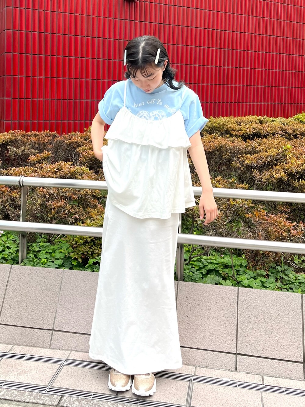 ブルー系のTシャツ/カットソー、ホワイト系のキャミソール、ホワイト系のスカートを着用したレディースの夏コーディネートの2枚目の写真