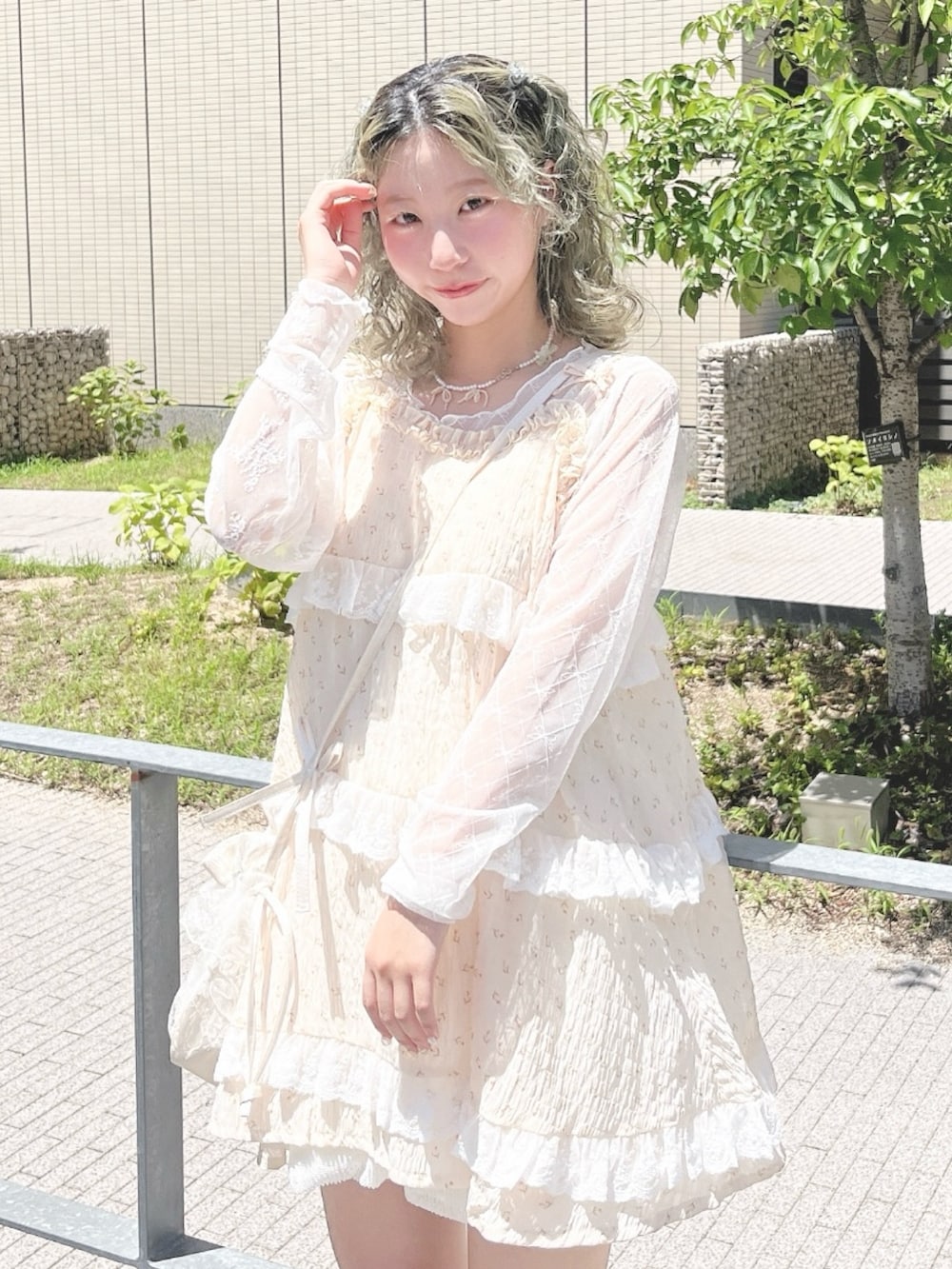 ホワイト系のTシャツ/カットソー、ホワイト系のチュニック、ホワイト系のショルダーバッグを着用したレディースの夏コーディネートの3枚目の写真