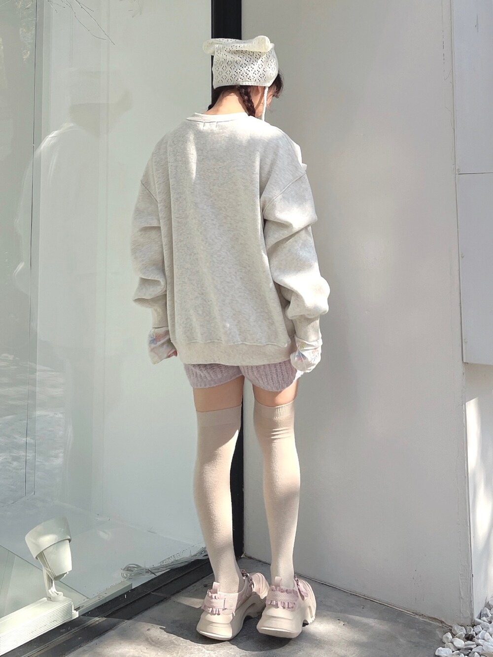 ホワイト系のTシャツ/カットソー、ホワイト系のスウェット、ピンク系のスウェットパンツを着用したレディースの秋コーディネートの4枚目の写真