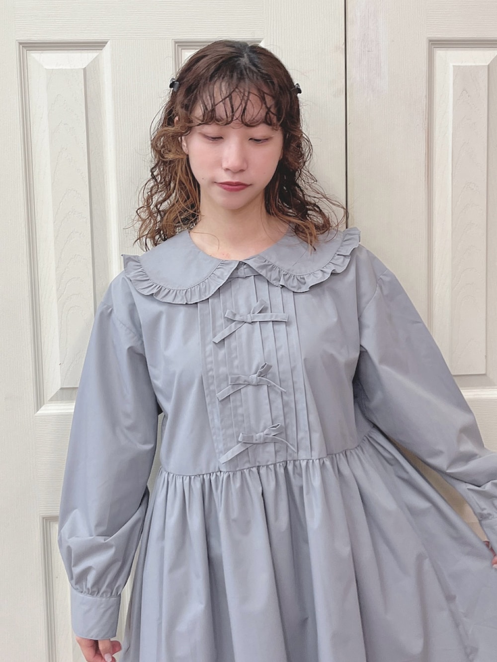 グレー系のワンピース、ホワイト系のブーツを着用したレディースの夏コーディネートの3枚目の写真