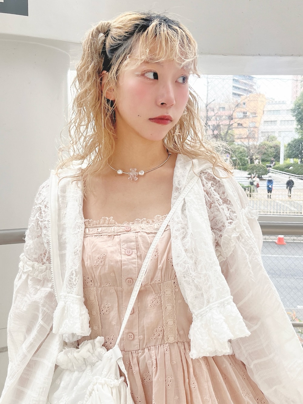 ホワイト系のブルゾン、ピンク系のワンピース、ホワイト系のバレエシューズを着用したレディースの春コーディネートの6枚目の写真