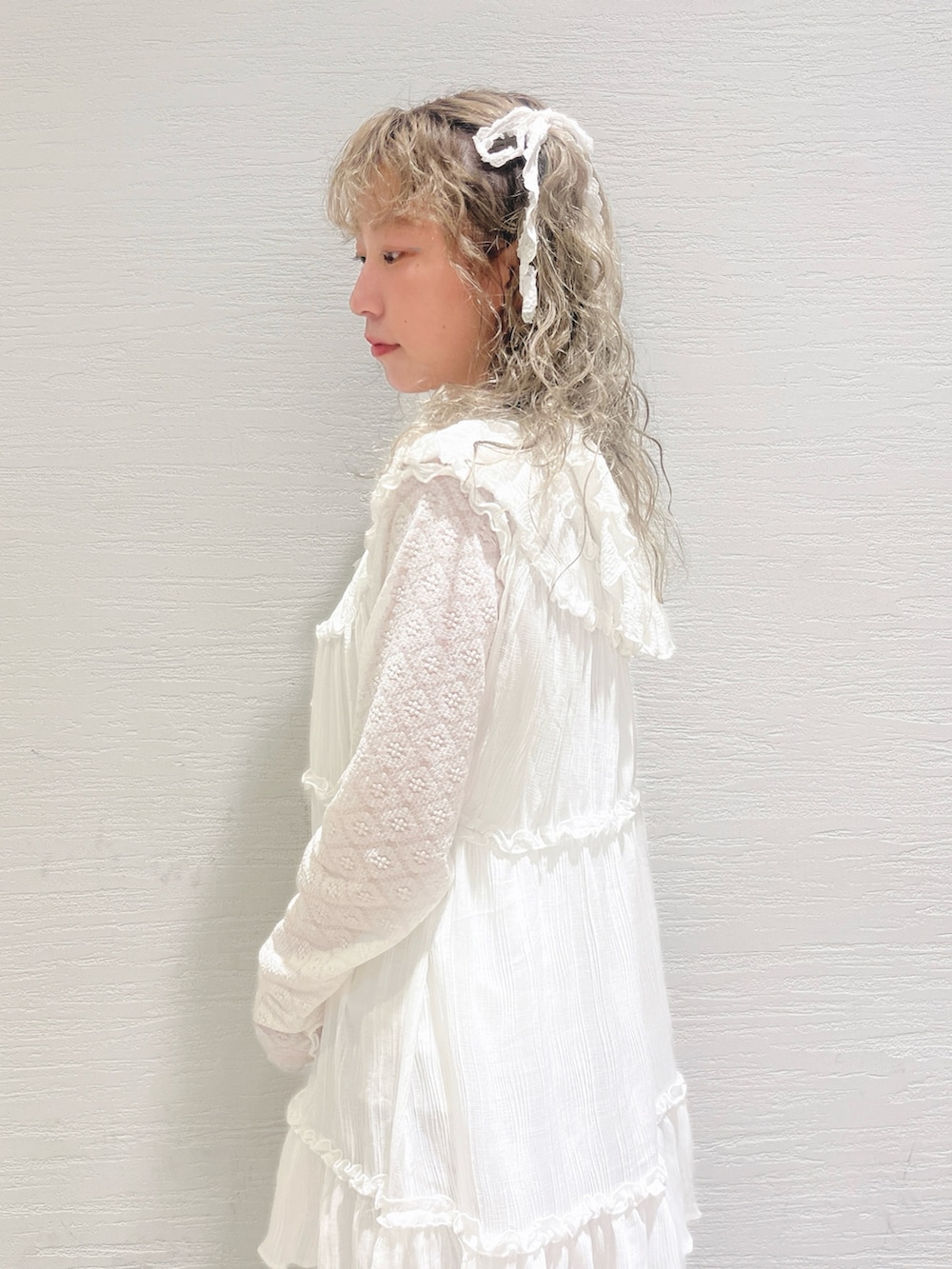 ホワイト系のTシャツ/カットソー、ホワイト系のシャツ/ブラウス、ピンク系のカーゴパンツを着用したレディースの夏コーディネートの5枚目の写真