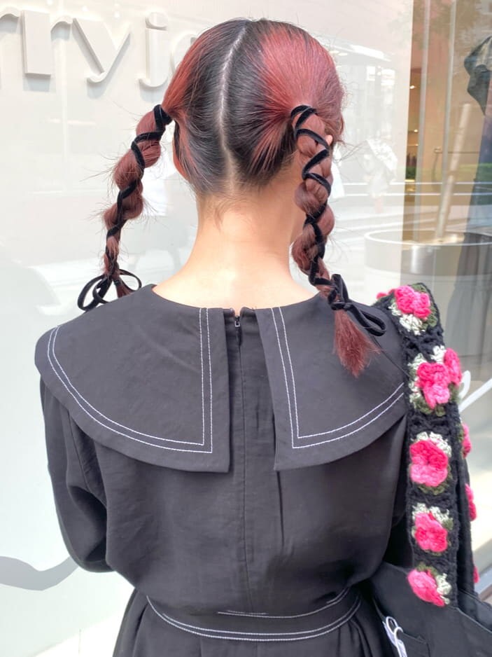 ブラック系のワンピース、ブラック系のパンプス、ブラック系のパンプスを着用したレディースの秋コーディネートの6枚目の写真